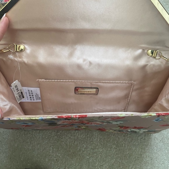 Beautiful set of flower sandals and purse - Picture 3 of 7